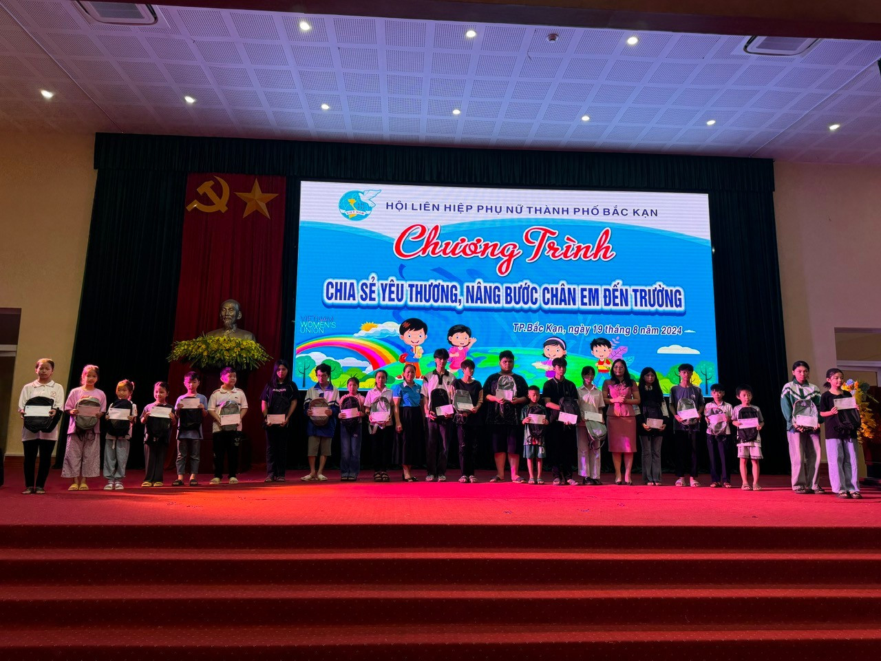 Hội LHPN thành phố Bắc Kạn trao quà cho học sinh mồ côi, có hoàn cảnh khó khăn. hs 8.jpg