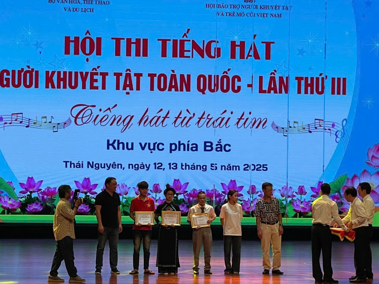 Trương Thị Tạch xuất sắc giành Huy chương Vàng trong Hội thi “Tiếng hát người khuyết tật toàn quốc lần thứ III – khu vực phía Bắc” diễn ra tại tỉnh Thái Nguyên. img-1747365449992-1747563680081.jpg