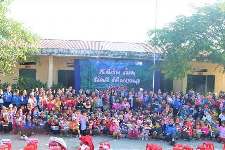 Chương trình "Khăn ấm tình thương 2020" tại xã Tân Lập