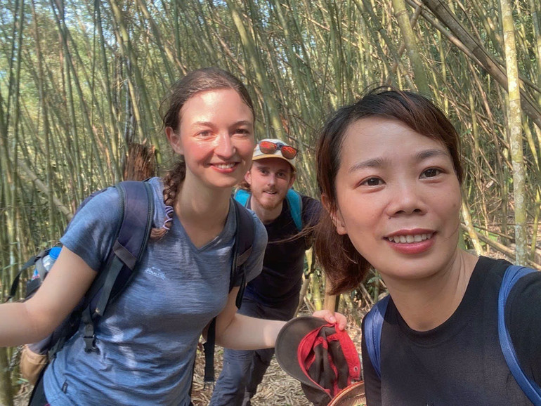 Chị Thầm chụp ảnh lưu niệm cùng du khách khi đi trekking. chi-tham-chup-anh-luu-niem-cung-du-khach-khi-di-trekking.jpg