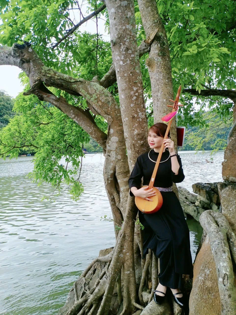 Chị Lường Thị Thắm hiện đang công tác tại Trường Mầm non Đồng Phúc, Ba Bể, đồng thời là thành viên của nhóm văn nghệ “Nàng áo xanh” chị cũng là hướng dẫn viên du lịch vào những ngày cuối tuần và nghỉ hè. chi-luong-thi-tham-hien-dang-cong-tac-tai-truong-mam-non-dong-phuc-ba-be-dong-thoi-la-thanh-vien-cua-nhom-van-nghe-nang-ao-xanh-chi-cung-la-huong-dan-vien-du-lich-vao-nhung-ngay-cuoi-tuan-va-nghi-he.jpg