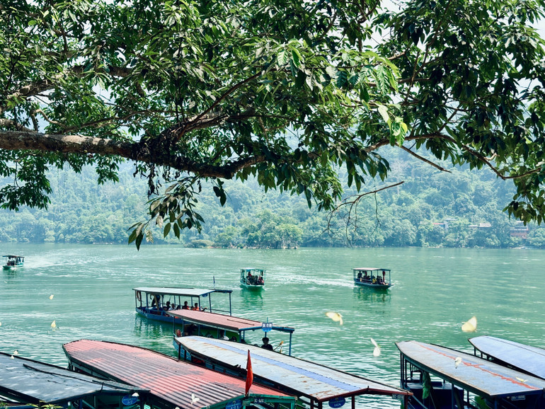 Không khí trong lành của hồ Ba Bể luôn là điểm nhấn thu hút du khách. t35-khong-khi-trong-lanh-cua-ho-ba-be-luon-la-diem-nhan-thu-hut-du-khach.jpg
