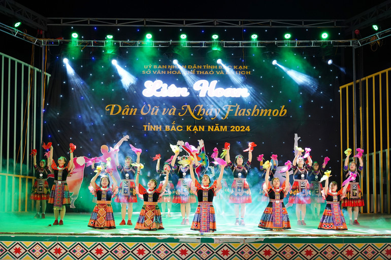 Hoạt động văn hóa, văn nghệ tổ chức tại tuyến phố đi bộ thu hút đông đảo người xem. hoat-dong-van-hoa-van-nghe-to-chuc-tai-tuyen-pho-di-bo-thu-hut-dong-dao-nguoi-xem.jpg