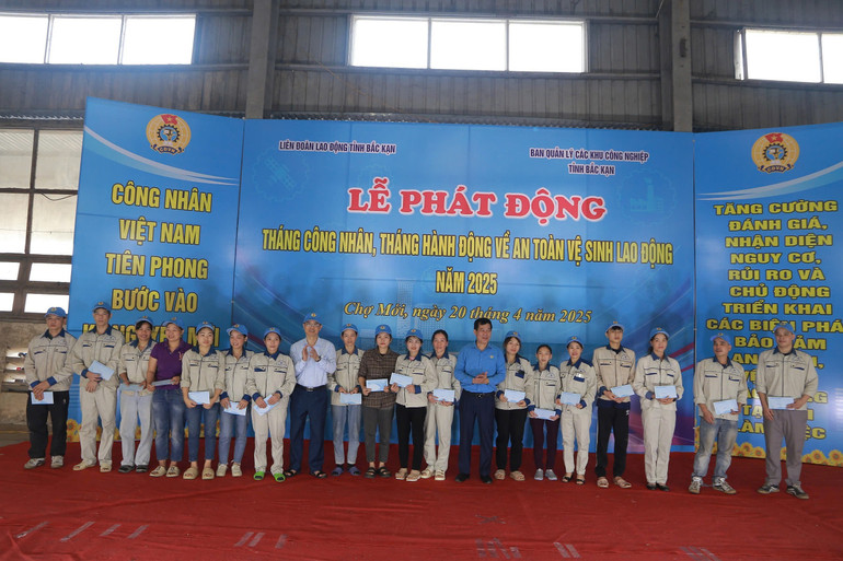 Lãnh đạo Ban Tuyên giáo và Dân vận Tỉnh ủy và lãnh đạo Liên đoàn Lao động tỉnh trao quà cho công nhân tại Lễ phát động Tháng Công nhân, Tháng hành động về An toàn vệ sinh lao động 2025. t30-lanh-dao-ban-tuyen-giao-va-dan-van-tinh-uy-va-lanh-dao-lien-doan-lao-dong-tinh-trao-qua-cho-cong-nhan-tai-le-phat-dong-thang-cong-nhan-thang-hanh-dong-ve-an-toan-ve-sinh-lao-dong-2025.jpg