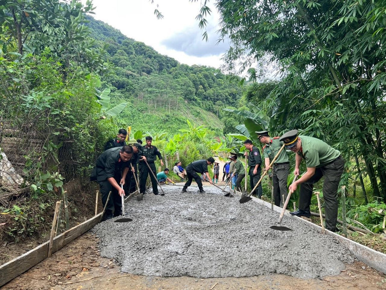 Tuổi trẻ LLVT tỉnh tham gia làm đường giao thông nông thôn, góp phần xây dựng quê hương Bắc Kạn ngày càng giàu đẹp. Tuổi trẻ góp phần xây dựng quê hương Bắc Kạn ngày càng giàu đẹp.jpg