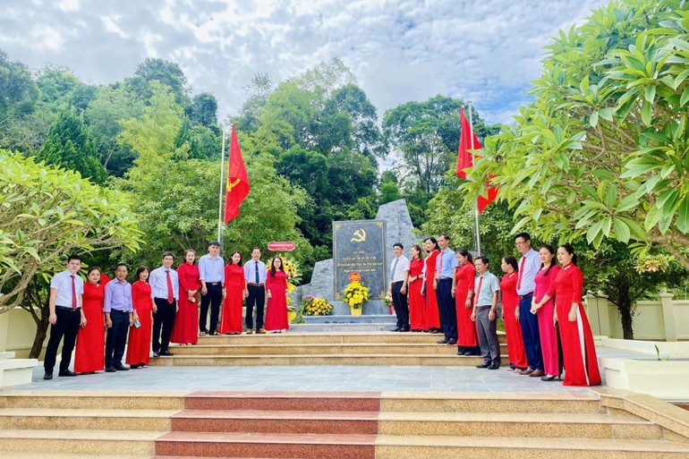 Chi bộ Văn phòng Huyện ủy Pác Nặm dâng hoa tại Khu di tích Coỏng Tát, thôn Bản Duồm, xã Thượng Ân, huyện Ngân Sơn – nơi thành lập Chi bộ Chí Kiên. Ảnh: Huyền Thương chi-bo-van-phong-huyen-uy-pac-nam-dang-hoa-tai-khu-di-tich-coong-tat-thon-ban-duom-xa-thuong-an-huyen-ngan-son-noi-thanh-lap-chi-bo-chi-kien.jpg