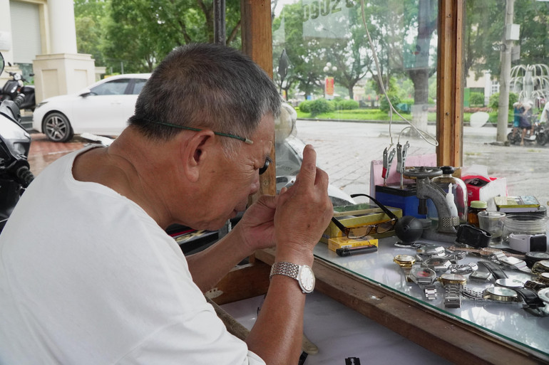 Hằng ngày, ông Đắc vẫn tỉ mỉ sửa đồng hồ và an yên chứng kiến sự đổi thay của thành phố Bắc Kạn. Hằng ngày, ông Đắc vẫn tỉ mỉ sửa đồng hồ chứng kiến sự đổi thay của thành phố Bắc Kạn.JPG