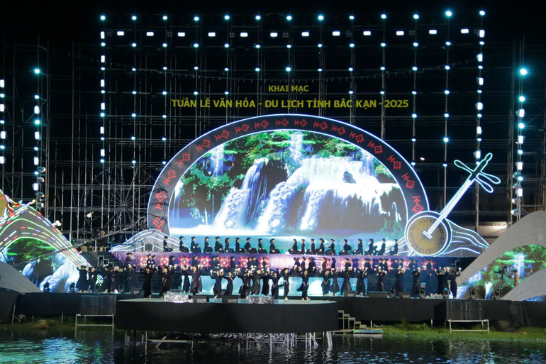 Reconstitution de la danse du bol lors de la cérémonie d'ouverture de la Semaine de la culture et du tourisme de la province de Bac Kan - 2025. thay-bai-nv.jpg