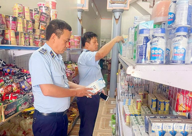 Lực lượng QLTT kiểm tra cơ sở kinh doanh hàng hóa tại huyện Chợ Mới. Lực lượng QLTT kiểm tra cơ sở kinh doanh hàng hóa tại huyện Chợ Mới.jpg