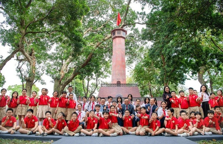 Các đồng chí lãnh đạo chụp ảnh với các em học sinh trong lễ khai mạc Triển lãm tương tác Cột cờ Hà Nội. (Ảnh: THÀNH ĐẠT) cot-co-5-6769-2230.jpg