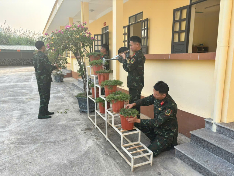 Các chiến sĩ chăm sóc cây cảnh chuẩn bị đón Tết. cac-chien-si-cham-soc-cay-canh-chuan-bi-don-tet.jpg