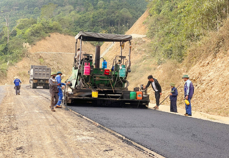 Nhà thầu thi công rải thảm nhựa những ki-lô-mét cuối cùng của Dự án đường thành phố Bắc Kạn - hồ Ba Bể kết nối sang Na Hang, Tuyên Quang. nha-thau-thi-cong-rai-tham-nhua-nhung-ki-lo-met-cuoi-cung-cua-du-an-xay-dung-tuyen-duong-thanh-pho-bac-kan-ho-ba-be-ket-noi-sang-na-hang.jpg