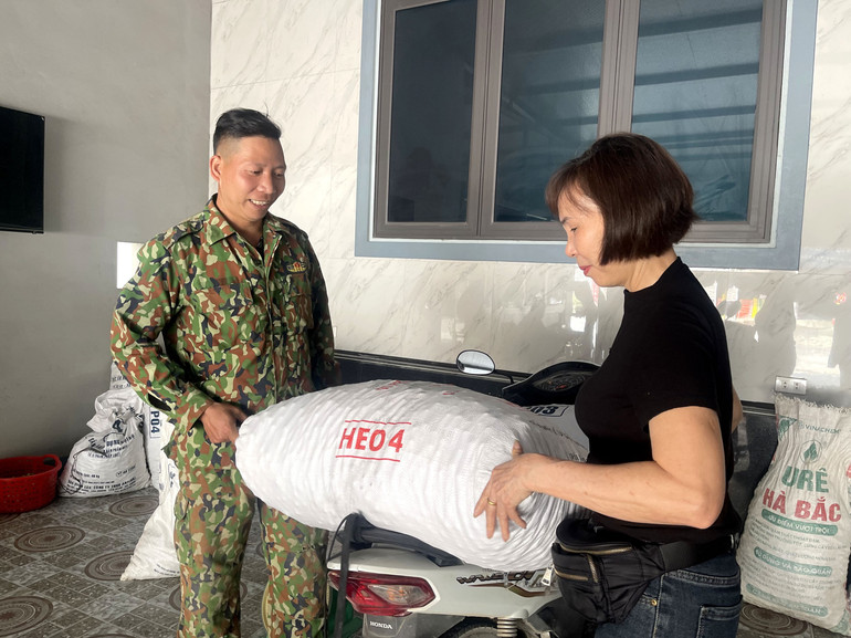 HTX Đoàn Kết, xã Cao Kỳ (Chợ Mới) được biết đến là đơn vị tiêu thụ lớn sản phẩm mơ của bà con trong vùng, lên đến 300 tấn/năm. t5-ba-trinh-thi-thu-ao-den-giam-doc-htx-doan-ket-xa-cao-ky-cho-moi.jpg