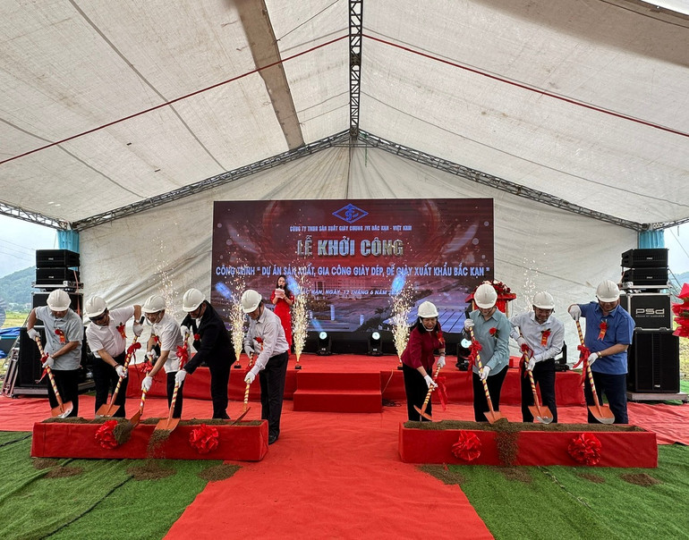 Khởi công nhà máy sản xuất giày, đế giày xuất khẩu tại CCN Huyền Tụng, thành phố Bắc Kạn. Khởi công nhà máy sản xuất giày, đế giày xuất khẩu tại CCN Huyền Tụng, thành phố Bắc Kạn..jpg