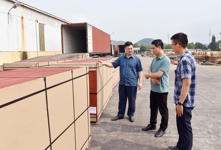 Chi nhánh Công ty TNHH Sản xuất và Thương mại Hồng Ngọc chuẩn bị hàng hóa xuất khẩu cho đối tác theo hợp đồng ký kết. chi-nhanh-cong-ty-tnhh-san-xuat-va-thuong-mai-hong-ngoc-chuan-bi-hang-hoa-xuat-khau-cho-doi-tac-theo-hop-dong-ki-ket.jpg