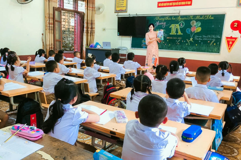 Học sinh lớp 1, Trường Tiểu học Nguyễn Thị Minh Khai (TP. Bắc Kạn) trong tiết học đầu tiên năm học 2024 - 2025. Học sinh lớp 1, Trường Tiểu học Nguyễn Thị Minh Khai (TP. Bắc Kạn) trong tiết học đầu tiên năm học 2024 - 2025.jpg