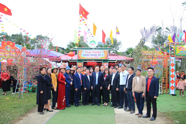 Đồng chí Hoàng Duy Chinh, Ủy viên Ban Chấp hành Trung ương Đảng, Bí thư Tỉnh ủy, Trưởng đoàn ĐBQH tỉnh thăm và chụp ảnh lưu niệm cùng lãnh đạo, cán bộ và Nhân dân huyện Chợ Đồn tại Hội Xuân ATK 2024. Đồng chí Hoàng Duy Chinh, Ủy viên Ban Chấp hành Trung ương Đảng, Bí thư Tỉnh ủy, Trưởng đoàn ĐBQH tỉnh thăm và chụp ảnh lưu niệm cùng lãnh đạo, cán bộ và Nhân dân.jpg
