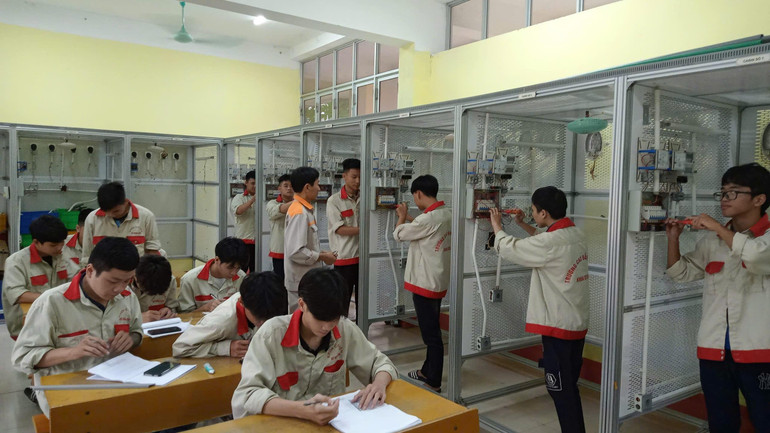 HSSV Khoa Cơ điện trong giờ học thực hành. HSSV Khoa Cơ điện trong giờ học thực hành.jpg