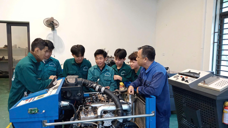 HSSV Khoa Cơ giới đường bộ thực hành tại xưởng. HSSV Khoa Cơ giới đường bộ thực hành tại xưởng..jpg