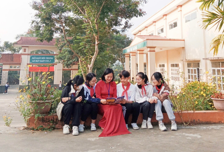 Cô giáo Hoàng Thị Mai luôn gần gũi với học sinh. t28-co-giao-hoang-thi-mai-luon-gan-gui-voi-hoc-sinh.jpg