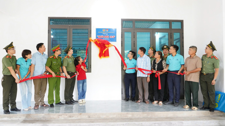 Đại tá Thăng Quang Huy, Phó Giám đốc Công an tỉnh, cùng các đơn vị đồng hành và gia đình khánh thành “Ngôi nhà 19/8” tại xã Chu Hương, huyện Ba Bể. Đại tá Thăng Quang Huy, Phó Giám đốc Công an tỉnh, cùng các đơn vị đồng hành và gia đình khánh thành Ngôi nhà.jpg