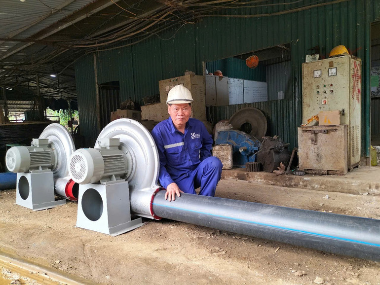 Anh Triệu Hùng Dũng, Phó Giám đốc Xí nghiệp khai thác mỏ Nà Duồng (Chợ Đồn) bên sáng chế đường ống quạt thông gió trong hầm lò bằng chất liệu HDPE. t28-anh-trieu-hung-dung-pho-giam-doc-xi-nghiep-khai-thac-mo-na-duong-cho-don-ben-sang-che-duong-ong-quat-thong-gio-trong-ham-lo-bang-chat-lieu-hdpe.jpg