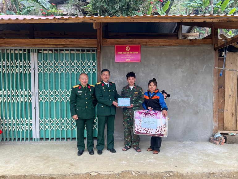 Đại diện lãnh đạo Hội CCB tỉnh tặng quà mừng nhà mới CCB Hoàng Văn Thái. dai-dien-lanh-dao-hoi-ccb-tinh-tang-qua-mung-nha-moi-ccb-hoang-van-thai-1955.jpg