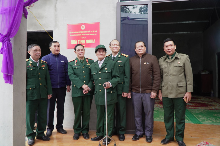 Lãnh đạo Hội CCB các cấp chụp ảnh cùng CCB Tô Văn Tôn, xã Đại Sảo (Chợ Đồn) ngày khánh thành nhà mới. dai-dien-lanh-dao-hoi-ccb-tinh-tang-qua-mung-nha-moi-ccb-hoang-van-thai.jpg