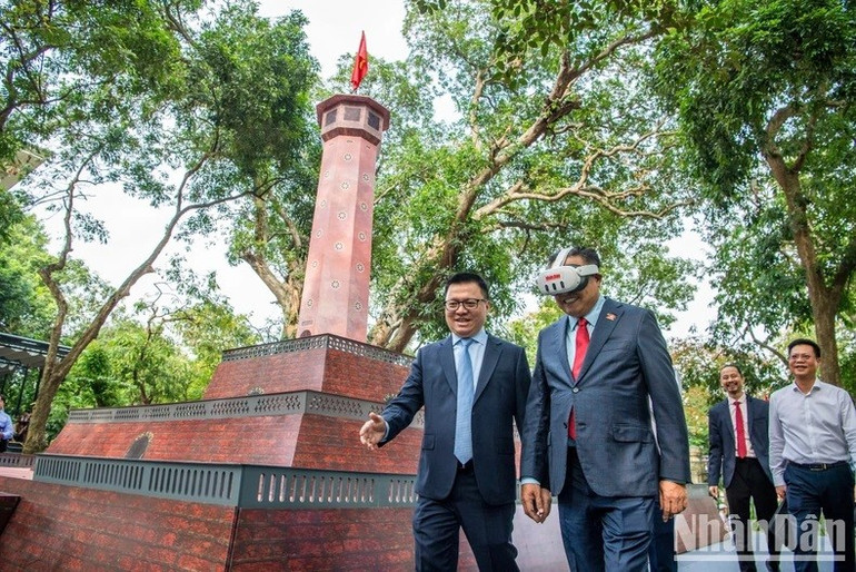 Các đại biểu trải nghiệm Triển lãm tương tác Cột cờ Hà Nội. (Ảnh: THÀNH ĐẠT) ndo-br-z5912489843607-414b8835760bc44ced522c671652e420-6226-3911.jpg