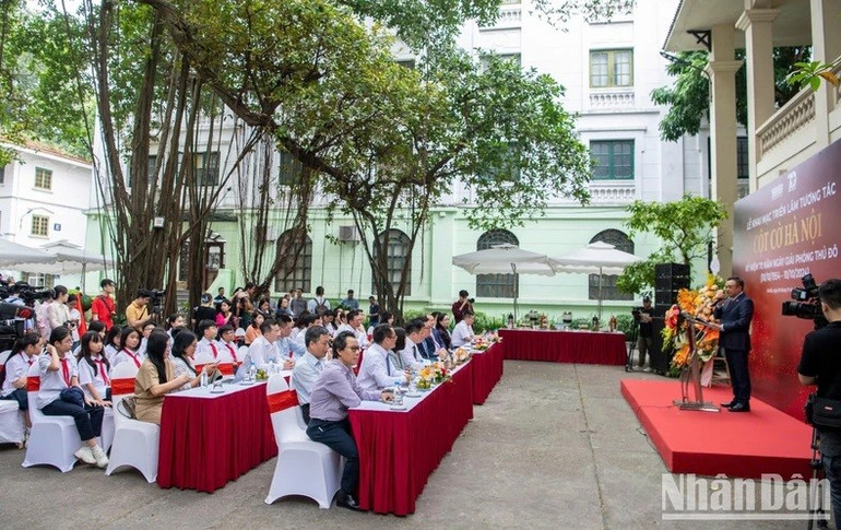 Toàn cảnh khai mạc triển lãm. (Ảnh: THÀNH ĐẠT) ndo-br-z5912490446736-8bd7e9e388bb073b35c9baa0e8eda53c-7900-6059.jpg