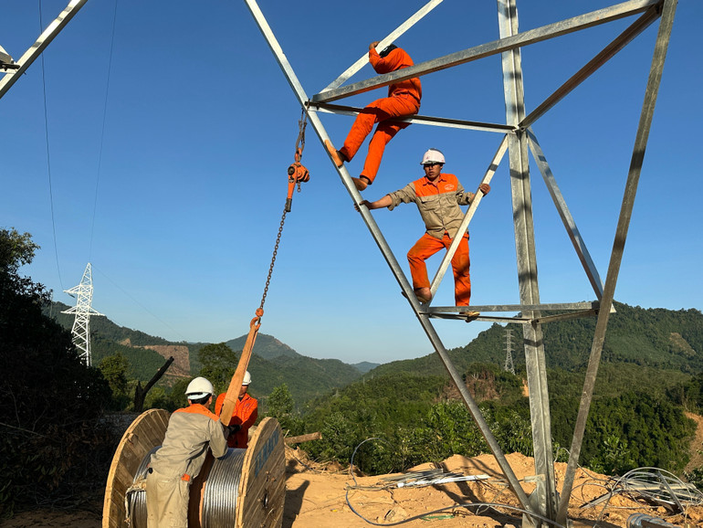 Công nhân ngành Điện thi công dựng cột điện trên đường dây 110kV Bắc Kạn - Chợ Đồn. cong-nhan-nganh-dien-thi-cong-dung-cot-dien-tren-duong-day-110kv-bac-kan.jpg