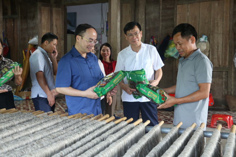 Đồng chí Nguyễn Đăng Bình thăm Cơ sở sản xuất miến dong Luyến Uyên, xã Cư Lễ, huyện Na Rì. t4-dong-chi-nguyen-dang-binh-tham-co-so-san-xuat-mien-dong-luyen-uyen-xa-cu-le-huyen-na-ri.jpg