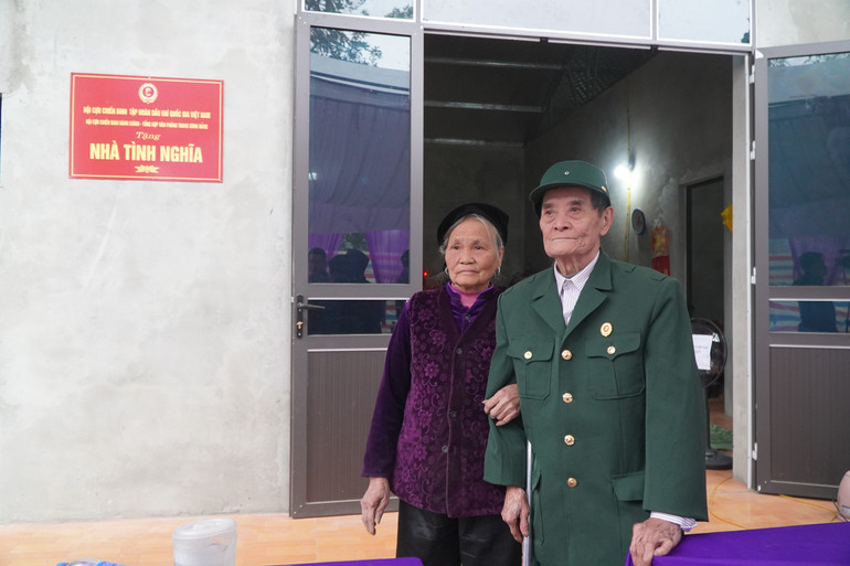 Vợ chồng CCB Tô Văn Tôn đều hơn 80 tuổi, có nhà mới ông bà yên tâm an hưởng tuổi già. vo-chong-ccb-to-van-ton-deu-hon-80-tuoi-co-nha-moi-ong-ba-yen-tam-an-huong-tuoi-gia.jpg