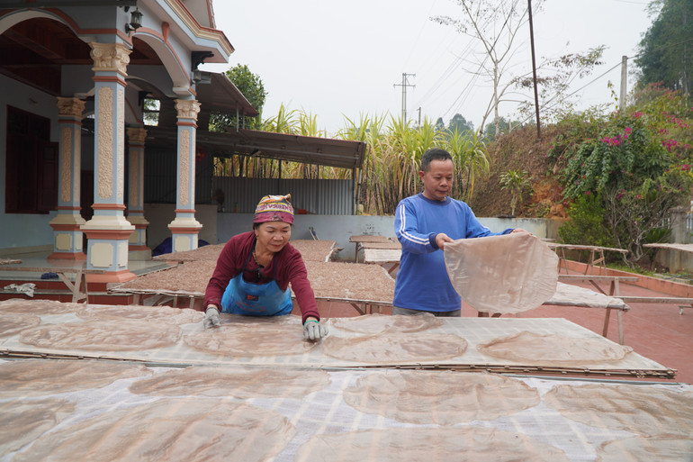 Vợ chồng bà Sằm Thị Hoan tất bật phơi miến. vo-chong-ba-sam-thi-hoan-tat-bat-phoi-mien.jpg
