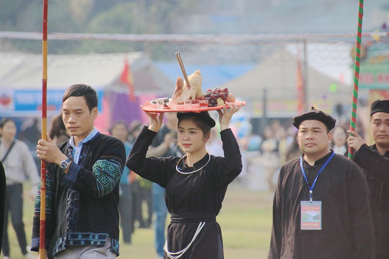 Những mâm cỗ được dâng lên tại Lễ hội Lồng tồng Ba Bể. nhung-mam-co-duoc-dang-len-tai-le-hoi-long-tong-ba-be.jpg