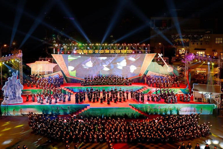 Exécution de la danse du bol lors de la Semaine de la culture et du tourisme de la province de Bac Kan 2024. bai-nong-vui.jpg