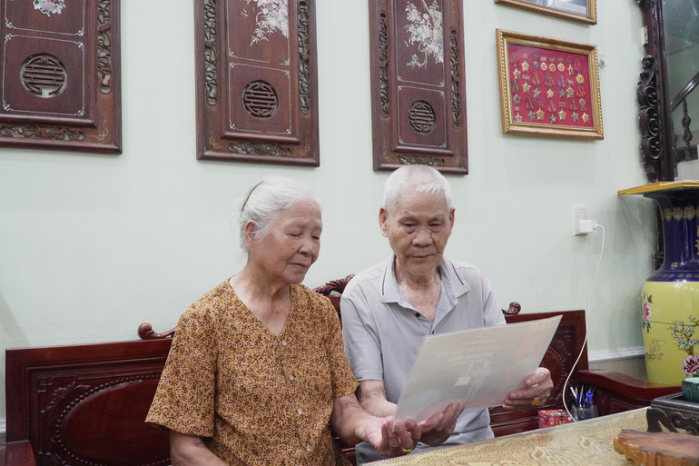 Ông Nguyễn Quân ôn lại kỷ niệm với người bạn đời. Ông Nguyễn Quân ôn lại kỷ niệm với người bạn đời.JPG