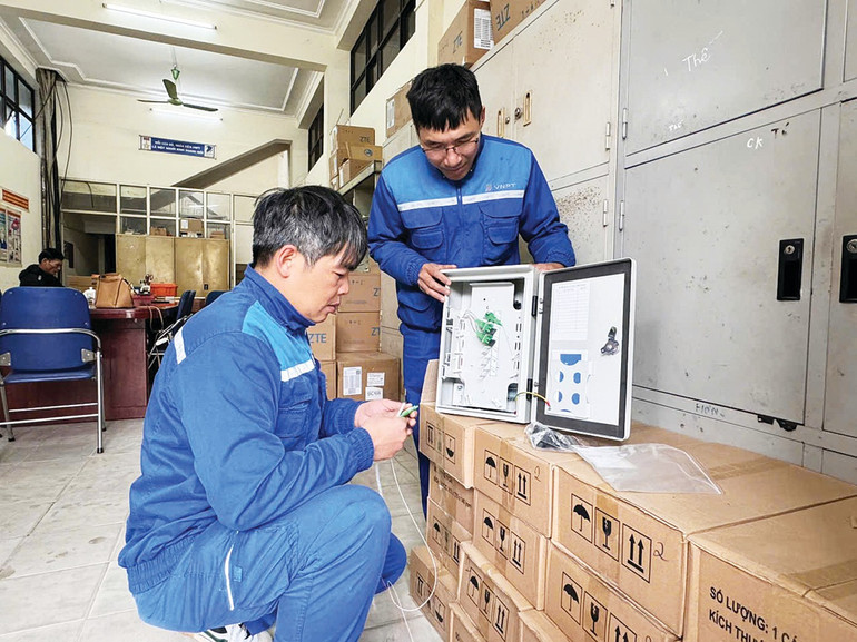 Cán bộ kỹ thuật của VNPT Bắc Kạn kiểm tra các thiết bị ứng cứu thông tin. can-bo-ky-thuat-cua-vnpt-bac-kan-kiem-tra-cac-thiet-bi-ung-cuu-thong-tin.jpg