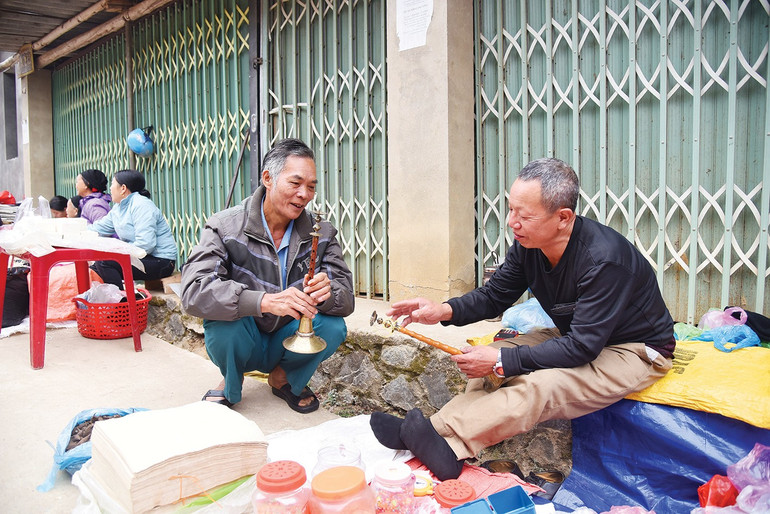 Ông Lý Dào Hin dân tộc Dao, ở xã Mai Long, huyện Nguyên Bình, tỉnh Cao Bằng (người ngồi bên trái) kiểm tra âm thanh của kèn phàn tỵ trước khi mua. tong-ly-dao-hin-dan-toc-dao-o-xa-mai-long-huyen-nguyen-binh-tinh-cao-bang-nguoi-ngoi-ben-trai-kiem-tra-am-thanh-cua-ken-phan-ty-truoc-khi-mua.jpg