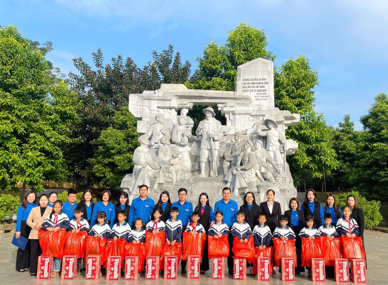 Tỉnh đoàn tặng quà các em học sinh có hoàn cảnh khó khăn của huyện Bạch Thông. t3-tinh-doan-tang-qua-cac-em-hoc-sinh-co-hoan-canh-kho-khan-cua-huyen-bach-thong.jpg