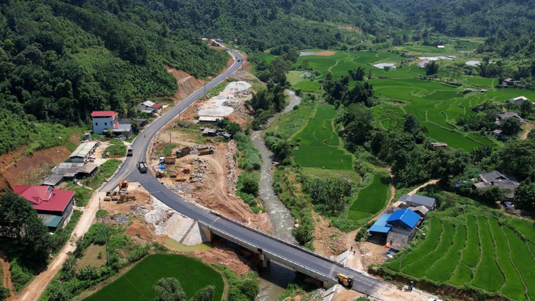 Tuyến đường thành phố Bắc Kạn - hồ Ba Bể là một trong những công trình giao thông trọng điểm có ý nghĩa quan trọng trong phát triển du lịch..jpg