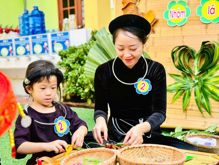 Cô và trò Trường Mầm non Thượng Giáo (Ba Bể) chuẩn bị đón Tết. co-va-tro-truong-mam-non-thuong-giao-ba-be-chuan-bi-don-tet.jpg