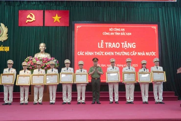 Công an tỉnh Bắc Kạn: Trao tặng các hình thức khen thưởng cấp Nhà nước
