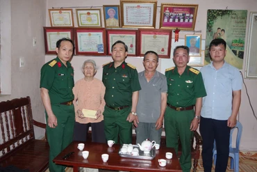 Quân uỷ Trung ương, Bộ Quốc phòng thăm, tặng quà Mẹ Việt Nam Anh hùng
