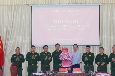  Bàn giao nhiệm vụ Chính ủy Bộ CHQS tỉnh