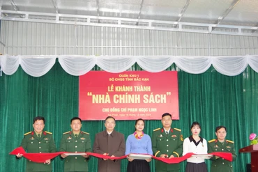 Trao nhà chính sách cho Đại úy QNCN Phạm Ngọc Linh