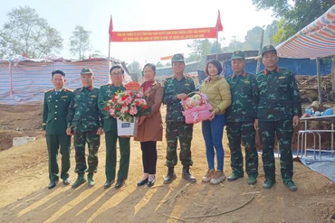 Lãnh đạo huyện Chợ Đồn thăm, chúc mừng các lực lượng thi công Khu tái định cư Tà Han nhân kỷ niệm 80 năm Ngày thành lập QĐND Việt Nam