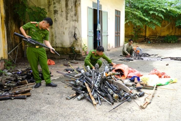 Tiêu huỷ vũ khí thô sơ, công cụ hỗ trợ người dân giao nộp