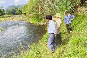 Cần sớm sửa chữa bờ kè ở cánh đồng thôn Bản Duồn 