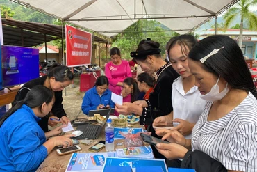 Đồng chí Phạm Duy Hưng, Phó Chủ tịch UBND tỉnh dự "Ngày hội chuyển đổi số" tại xã Côn Minh